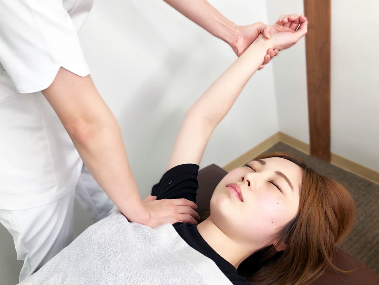 お客様の疲れをほぐしている